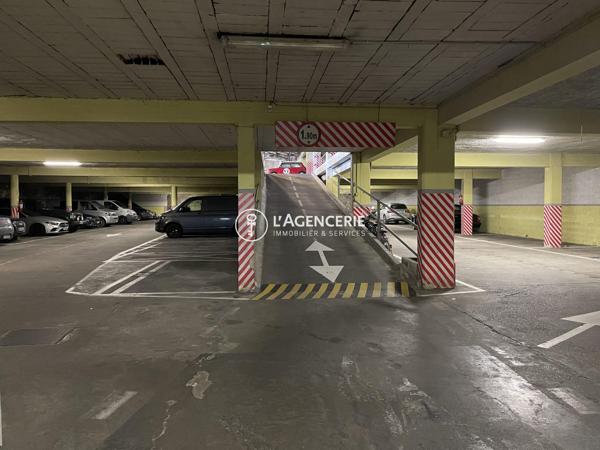 Place de parking privative et sécurisée – Coeur Chartrons