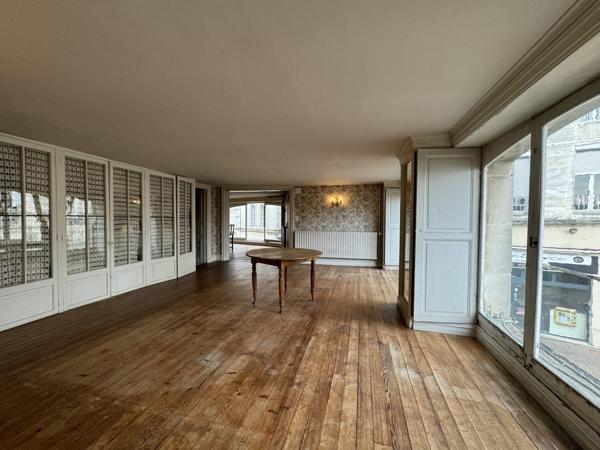 Immeuble 631m2 habitables - centre-ville JARNAC Jarnac (16200)