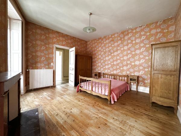 Immeuble 631m2 habitables - centre-ville JARNAC Jarnac (16200)