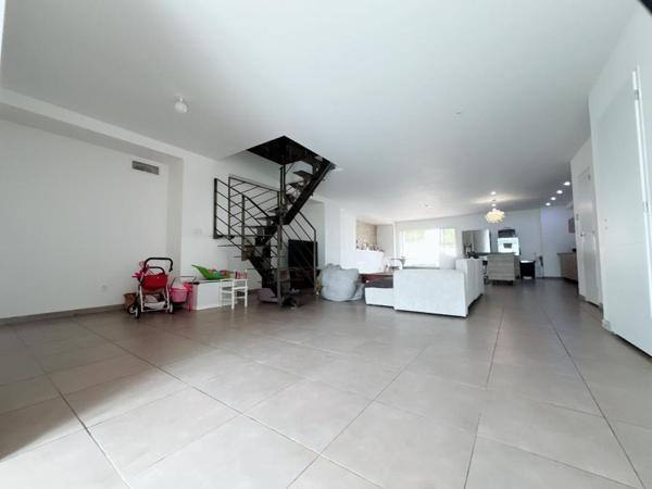 Magnifique maison en R+1 de 200 m² environs de style mas sans vis-à-vis avec grande piscine 8 sur 4