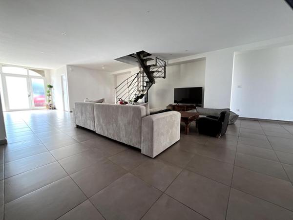 Magnifique maison en R+1 de 200 m² environs de style mas sans vis-à-vis avec grande piscine 8 sur 4