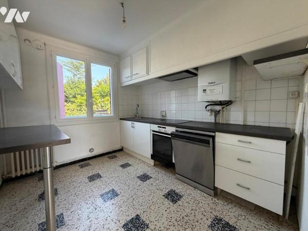 Bas de villa avec grand jardin et double garage T4