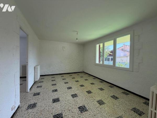 Bas de villa avec grand jardin et double garage T4