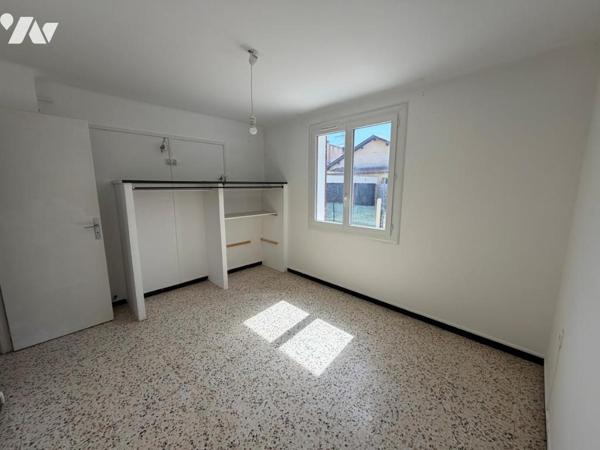 Bas de villa avec grand jardin et double garage T4