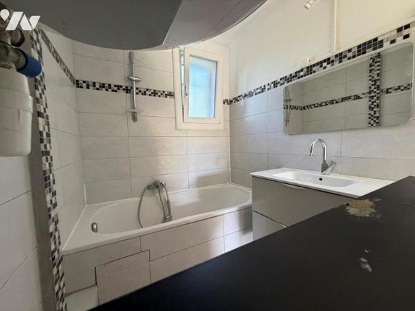 Bas de villa avec grand jardin et double garage T4