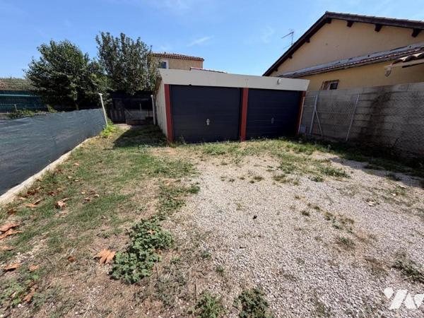 Bas de villa avec grand jardin et double garage T4