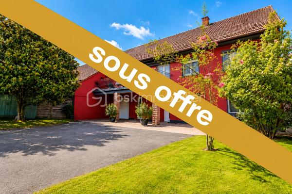Maison individuelle 175 m² avec potentiel locatif – Terrain 7 ares – Ostheim – Secteur calme au bord de la Fecht

Située dans une ruelle calme et paisible à Ostheim, au bord de la Fecht, venez découvrir cette charmante maison individuelle de 175 m² habitables construite en 1957, implantée sur un terrain de 7 ares, offrant de nombreuses possibilités d’aménagement.

Un bien idéal pour une grande famille, une activité bi-famille ou un projet locatif grâce à ses deux niveaux indépendants possibles :

✅ Rez-de-chaussée de 65 m² pouvant être aménagé en logement indépendant (revenu locatif estimé à environ 750 € charges comprises) ou intégré à l’habitation principale.

✅ 1er étage de 110 m², spacieux et lumineux.

Composition du bien :

8 pièces au total
4 chambres
Grand salon / séjour de plus de 40 m²
Cuisine équipée
2 salles de bains
Grand balcon de 21 m²
Grande cour extérieure
Garage
Jardin agréable
Dépendance / ancien hangar agricole offrant de multiples possibilités (stockage, atelier, projet annexe…)

Informations complémentaires :

Terrain : 7 ares
Chauffage au fioul
Toiture refaite en 2006
Taxe foncière : 920 € / an
Diagnostic de performance énergétique en cours, réalisation prévue prochainement
Maison construite en 1957

📍 Les atouts qui font la différence :
✔ Secteur calme et recherché
✔ Situation privilégiée au bord de la Fecht
✔ Fort potentiel locatif ou bi-famille
✔ Dépendances
✔ Grande surface habitable
✔ Grande cour et espaces extérieurs agréables

Prix : 349 000 € FAI – Honoraires à la charge du vendeur

Cette maison offre un fort potentiel pour les personnes recherchant de l’espace, du calme et une opportunité de rentabiliser une partie du bien.

À visiter sans tarder !