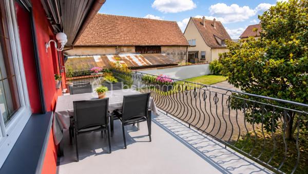 Maison individuelle 175 m² avec potentiel locatif – Terrain 7 ares – Ostheim – Secteur calme au bord de la Fecht

Située dans une ruelle calme et paisible à Ostheim, au bord de la Fecht, venez découvrir cette charmante maison individuelle de 175 m² habitables construite en 1957, implantée sur un terrain de 7 ares, offrant de nombreuses possibilités d’aménagement.

Un bien idéal pour une grande famille, une activité bi-famille ou un projet locatif grâce à ses deux niveaux indépendants possibles :

✅ Rez-de-chaussée de 65 m² pouvant être aménagé en logement indépendant (revenu locatif estimé à environ 750 € charges comprises) ou intégré à l’habitation principale.

✅ 1er étage de 110 m², spacieux et lumineux.

Composition du bien :

8 pièces au total
4 chambres
Grand salon / séjour de plus de 40 m²
Cuisine équipée
2 salles de bains
Grand balcon de 21 m²
Grande cour extérieure
Garage
Jardin agréable
Dépendance / ancien hangar agricole offrant de multiples possibilités (stockage, atelier, projet annexe…)

Informations complémentaires :

Terrain : 7 ares
Chauffage au fioul
Toiture refaite en 2006
Taxe foncière : 920 € / an
Diagnostic de performance énergétique en cours, réalisation prévue prochainement
Maison construite en 1957

📍 Les atouts qui font la différence :
✔ Secteur calme et recherché
✔ Situation privilégiée au bord de la Fecht
✔ Fort potentiel locatif ou bi-famille
✔ Dépendances
✔ Grande surface habitable
✔ Grande cour et espaces extérieurs agréables

Prix : 349 000 € FAI – Honoraires à la charge du vendeur

Cette maison offre un fort potentiel pour les personnes recherchant de l’espace, du calme et une opportunité de rentabiliser une partie du bien.

À visiter sans tarder !