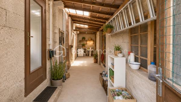 Maison individuelle 175 m² avec potentiel locatif – Terrain 7 ares – Ostheim – Secteur calme au bord de la Fecht

Située dans une ruelle calme et paisible à Ostheim, au bord de la Fecht, venez découvrir cette charmante maison individuelle de 175 m² habitables construite en 1957, implantée sur un terrain de 7 ares, offrant de nombreuses possibilités d’aménagement.

Un bien idéal pour une grande famille, une activité bi-famille ou un projet locatif grâce à ses deux niveaux indépendants possibles :

✅ Rez-de-chaussée de 65 m² pouvant être aménagé en logement indépendant (revenu locatif estimé à environ 750 € charges comprises) ou intégré à l’habitation principale.

✅ 1er étage de 110 m², spacieux et lumineux.

Composition du bien :

8 pièces au total
4 chambres
Grand salon / séjour de plus de 40 m²
Cuisine équipée
2 salles de bains
Grand balcon de 21 m²
Grande cour extérieure
Garage
Jardin agréable
Dépendance / ancien hangar agricole offrant de multiples possibilités (stockage, atelier, projet annexe…)

Informations complémentaires :

Terrain : 7 ares
Chauffage au fioul
Toiture refaite en 2006
Taxe foncière : 920 € / an
Diagnostic de performance énergétique en cours, réalisation prévue prochainement
Maison construite en 1957

📍 Les atouts qui font la différence :
✔ Secteur calme et recherché
✔ Situation privilégiée au bord de la Fecht
✔ Fort potentiel locatif ou bi-famille
✔ Dépendances
✔ Grande surface habitable
✔ Grande cour et espaces extérieurs agréables

Prix : 349 000 € FAI – Honoraires à la charge du vendeur

Cette maison offre un fort potentiel pour les personnes recherchant de l’espace, du calme et une opportunité de rentabiliser une partie du bien.

À visiter sans tarder !