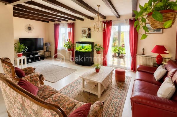 Maison individuelle 175 m² avec potentiel locatif – Terrain 7 ares – Ostheim – Secteur calme au bord de la Fecht

Située dans une ruelle calme et paisible à Ostheim, au bord de la Fecht, venez découvrir cette charmante maison individuelle de 175 m² habitables construite en 1957, implantée sur un terrain de 7 ares, offrant de nombreuses possibilités d’aménagement.

Un bien idéal pour une grande famille, une activité bi-famille ou un projet locatif grâce à ses deux niveaux indépendants possibles :

✅ Rez-de-chaussée de 65 m² pouvant être aménagé en logement indépendant (revenu locatif estimé à environ 750 € charges comprises) ou intégré à l’habitation principale.

✅ 1er étage de 110 m², spacieux et lumineux.

Composition du bien :

8 pièces au total
4 chambres
Grand salon / séjour de plus de 40 m²
Cuisine équipée
2 salles de bains
Grand balcon de 21 m²
Grande cour extérieure
Garage
Jardin agréable
Dépendance / ancien hangar agricole offrant de multiples possibilités (stockage, atelier, projet annexe…)

Informations complémentaires :

Terrain : 7 ares
Chauffage au fioul
Toiture refaite en 2006
Taxe foncière : 920 € / an
Diagnostic de performance énergétique en cours, réalisation prévue prochainement
Maison construite en 1957

📍 Les atouts qui font la différence :
✔ Secteur calme et recherché
✔ Situation privilégiée au bord de la Fecht
✔ Fort potentiel locatif ou bi-famille
✔ Dépendances
✔ Grande surface habitable
✔ Grande cour et espaces extérieurs agréables

Prix : 349 000 € FAI – Honoraires à la charge du vendeur

Cette maison offre un fort potentiel pour les personnes recherchant de l’espace, du calme et une opportunité de rentabiliser une partie du bien.

À visiter sans tarder !