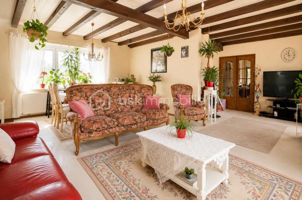 Maison individuelle 175 m² avec potentiel locatif – Terrain 7 ares – Ostheim – Secteur calme au bord de la Fecht

Située dans une ruelle calme et paisible à Ostheim, au bord de la Fecht, venez découvrir cette charmante maison individuelle de 175 m² habitables construite en 1957, implantée sur un terrain de 7 ares, offrant de nombreuses possibilités d’aménagement.

Un bien idéal pour une grande famille, une activité bi-famille ou un projet locatif grâce à ses deux niveaux indépendants possibles :

✅ Rez-de-chaussée de 65 m² pouvant être aménagé en logement indépendant (revenu locatif estimé à environ 750 € charges comprises) ou intégré à l’habitation principale.

✅ 1er étage de 110 m², spacieux et lumineux.

Composition du bien :

8 pièces au total
4 chambres
Grand salon / séjour de plus de 40 m²
Cuisine équipée
2 salles de bains
Grand balcon de 21 m²
Grande cour extérieure
Garage
Jardin agréable
Dépendance / ancien hangar agricole offrant de multiples possibilités (stockage, atelier, projet annexe…)

Informations complémentaires :

Terrain : 7 ares
Chauffage au fioul
Toiture refaite en 2006
Taxe foncière : 920 € / an
Diagnostic de performance énergétique en cours, réalisation prévue prochainement
Maison construite en 1957

📍 Les atouts qui font la différence :
✔ Secteur calme et recherché
✔ Situation privilégiée au bord de la Fecht
✔ Fort potentiel locatif ou bi-famille
✔ Dépendances
✔ Grande surface habitable
✔ Grande cour et espaces extérieurs agréables

Prix : 349 000 € FAI – Honoraires à la charge du vendeur

Cette maison offre un fort potentiel pour les personnes recherchant de l’espace, du calme et une opportunité de rentabiliser une partie du bien.

À visiter sans tarder !