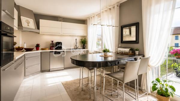 Maison individuelle 175 m² avec potentiel locatif – Terrain 7 ares – Ostheim – Secteur calme au bord de la Fecht

Située dans une ruelle calme et paisible à Ostheim, au bord de la Fecht, venez découvrir cette charmante maison individuelle de 175 m² habitables construite en 1957, implantée sur un terrain de 7 ares, offrant de nombreuses possibilités d’aménagement.

Un bien idéal pour une grande famille, une activité bi-famille ou un projet locatif grâce à ses deux niveaux indépendants possibles :

✅ Rez-de-chaussée de 65 m² pouvant être aménagé en logement indépendant (revenu locatif estimé à environ 750 € charges comprises) ou intégré à l’habitation principale.

✅ 1er étage de 110 m², spacieux et lumineux.

Composition du bien :

8 pièces au total
4 chambres
Grand salon / séjour de plus de 40 m²
Cuisine équipée
2 salles de bains
Grand balcon de 21 m²
Grande cour extérieure
Garage
Jardin agréable
Dépendance / ancien hangar agricole offrant de multiples possibilités (stockage, atelier, projet annexe…)

Informations complémentaires :

Terrain : 7 ares
Chauffage au fioul
Toiture refaite en 2006
Taxe foncière : 920 € / an
Diagnostic de performance énergétique en cours, réalisation prévue prochainement
Maison construite en 1957

📍 Les atouts qui font la différence :
✔ Secteur calme et recherché
✔ Situation privilégiée au bord de la Fecht
✔ Fort potentiel locatif ou bi-famille
✔ Dépendances
✔ Grande surface habitable
✔ Grande cour et espaces extérieurs agréables

Prix : 349 000 € FAI – Honoraires à la charge du vendeur

Cette maison offre un fort potentiel pour les personnes recherchant de l’espace, du calme et une opportunité de rentabiliser une partie du bien.

À visiter sans tarder !