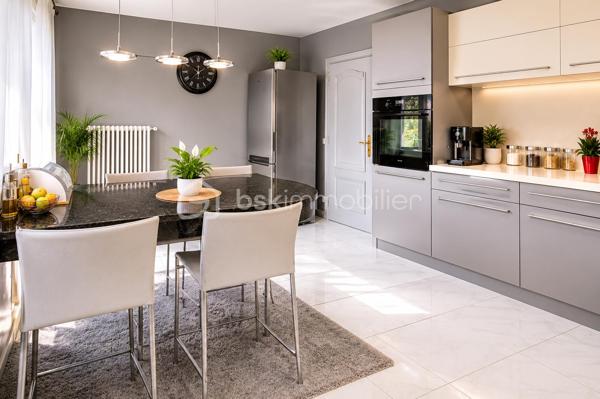 Maison individuelle 175 m² avec potentiel locatif – Terrain 7 ares – Ostheim – Secteur calme au bord de la Fecht

Située dans une ruelle calme et paisible à Ostheim, au bord de la Fecht, venez découvrir cette charmante maison individuelle de 175 m² habitables construite en 1957, implantée sur un terrain de 7 ares, offrant de nombreuses possibilités d’aménagement.

Un bien idéal pour une grande famille, une activité bi-famille ou un projet locatif grâce à ses deux niveaux indépendants possibles :

✅ Rez-de-chaussée de 65 m² pouvant être aménagé en logement indépendant (revenu locatif estimé à environ 750 € charges comprises) ou intégré à l’habitation principale.

✅ 1er étage de 110 m², spacieux et lumineux.

Composition du bien :

8 pièces au total
4 chambres
Grand salon / séjour de plus de 40 m²
Cuisine équipée
2 salles de bains
Grand balcon de 21 m²
Grande cour extérieure
Garage
Jardin agréable
Dépendance / ancien hangar agricole offrant de multiples possibilités (stockage, atelier, projet annexe…)

Informations complémentaires :

Terrain : 7 ares
Chauffage au fioul
Toiture refaite en 2006
Taxe foncière : 920 € / an
Diagnostic de performance énergétique en cours, réalisation prévue prochainement
Maison construite en 1957

📍 Les atouts qui font la différence :
✔ Secteur calme et recherché
✔ Situation privilégiée au bord de la Fecht
✔ Fort potentiel locatif ou bi-famille
✔ Dépendances
✔ Grande surface habitable
✔ Grande cour et espaces extérieurs agréables

Prix : 349 000 € FAI – Honoraires à la charge du vendeur

Cette maison offre un fort potentiel pour les personnes recherchant de l’espace, du calme et une opportunité de rentabiliser une partie du bien.

À visiter sans tarder !