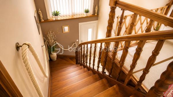 Maison individuelle 175 m² avec potentiel locatif – Terrain 7 ares – Ostheim – Secteur calme au bord de la Fecht

Située dans une ruelle calme et paisible à Ostheim, au bord de la Fecht, venez découvrir cette charmante maison individuelle de 175 m² habitables construite en 1957, implantée sur un terrain de 7 ares, offrant de nombreuses possibilités d’aménagement.

Un bien idéal pour une grande famille, une activité bi-famille ou un projet locatif grâce à ses deux niveaux indépendants possibles :

✅ Rez-de-chaussée de 65 m² pouvant être aménagé en logement indépendant (revenu locatif estimé à environ 750 € charges comprises) ou intégré à l’habitation principale.

✅ 1er étage de 110 m², spacieux et lumineux.

Composition du bien :

8 pièces au total
4 chambres
Grand salon / séjour de plus de 40 m²
Cuisine équipée
2 salles de bains
Grand balcon de 21 m²
Grande cour extérieure
Garage
Jardin agréable
Dépendance / ancien hangar agricole offrant de multiples possibilités (stockage, atelier, projet annexe…)

Informations complémentaires :

Terrain : 7 ares
Chauffage au fioul
Toiture refaite en 2006
Taxe foncière : 920 € / an
Diagnostic de performance énergétique en cours, réalisation prévue prochainement
Maison construite en 1957

📍 Les atouts qui font la différence :
✔ Secteur calme et recherché
✔ Situation privilégiée au bord de la Fecht
✔ Fort potentiel locatif ou bi-famille
✔ Dépendances
✔ Grande surface habitable
✔ Grande cour et espaces extérieurs agréables

Prix : 349 000 € FAI – Honoraires à la charge du vendeur

Cette maison offre un fort potentiel pour les personnes recherchant de l’espace, du calme et une opportunité de rentabiliser une partie du bien.

À visiter sans tarder !