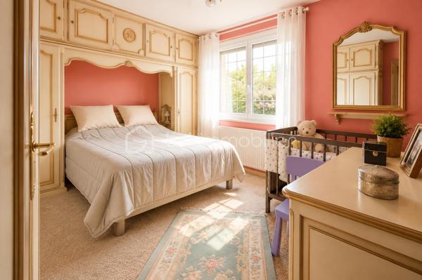 Maison individuelle 175 m² avec potentiel locatif – Terrain 7 ares – Ostheim – Secteur calme au bord de la Fecht

Située dans une ruelle calme et paisible à Ostheim, au bord de la Fecht, venez découvrir cette charmante maison individuelle de 175 m² habitables construite en 1957, implantée sur un terrain de 7 ares, offrant de nombreuses possibilités d’aménagement.

Un bien idéal pour une grande famille, une activité bi-famille ou un projet locatif grâce à ses deux niveaux indépendants possibles :

✅ Rez-de-chaussée de 65 m² pouvant être aménagé en logement indépendant (revenu locatif estimé à environ 750 € charges comprises) ou intégré à l’habitation principale.

✅ 1er étage de 110 m², spacieux et lumineux.

Composition du bien :

8 pièces au total
4 chambres
Grand salon / séjour de plus de 40 m²
Cuisine équipée
2 salles de bains
Grand balcon de 21 m²
Grande cour extérieure
Garage
Jardin agréable
Dépendance / ancien hangar agricole offrant de multiples possibilités (stockage, atelier, projet annexe…)

Informations complémentaires :

Terrain : 7 ares
Chauffage au fioul
Toiture refaite en 2006
Taxe foncière : 920 € / an
Diagnostic de performance énergétique en cours, réalisation prévue prochainement
Maison construite en 1957

📍 Les atouts qui font la différence :
✔ Secteur calme et recherché
✔ Situation privilégiée au bord de la Fecht
✔ Fort potentiel locatif ou bi-famille
✔ Dépendances
✔ Grande surface habitable
✔ Grande cour et espaces extérieurs agréables

Prix : 349 000 € FAI – Honoraires à la charge du vendeur

Cette maison offre un fort potentiel pour les personnes recherchant de l’espace, du calme et une opportunité de rentabiliser une partie du bien.

À visiter sans tarder !