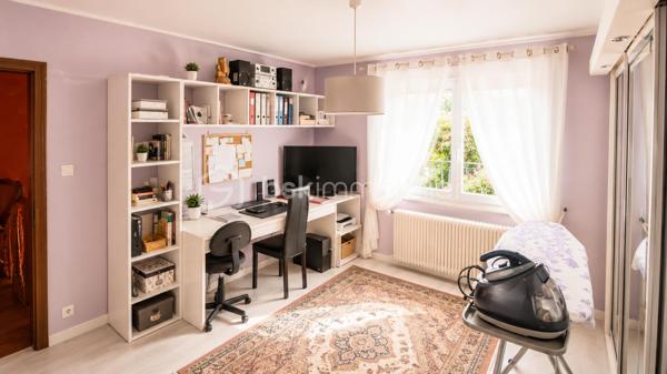 Maison individuelle 175 m² avec potentiel locatif – Terrain 7 ares – Ostheim – Secteur calme au bord de la Fecht

Située dans une ruelle calme et paisible à Ostheim, au bord de la Fecht, venez découvrir cette charmante maison individuelle de 175 m² habitables construite en 1957, implantée sur un terrain de 7 ares, offrant de nombreuses possibilités d’aménagement.

Un bien idéal pour une grande famille, une activité bi-famille ou un projet locatif grâce à ses deux niveaux indépendants possibles :

✅ Rez-de-chaussée de 65 m² pouvant être aménagé en logement indépendant (revenu locatif estimé à environ 750 € charges comprises) ou intégré à l’habitation principale.

✅ 1er étage de 110 m², spacieux et lumineux.

Composition du bien :

8 pièces au total
4 chambres
Grand salon / séjour de plus de 40 m²
Cuisine équipée
2 salles de bains
Grand balcon de 21 m²
Grande cour extérieure
Garage
Jardin agréable
Dépendance / ancien hangar agricole offrant de multiples possibilités (stockage, atelier, projet annexe…)

Informations complémentaires :

Terrain : 7 ares
Chauffage au fioul
Toiture refaite en 2006
Taxe foncière : 920 € / an
Diagnostic de performance énergétique en cours, réalisation prévue prochainement
Maison construite en 1957

📍 Les atouts qui font la différence :
✔ Secteur calme et recherché
✔ Situation privilégiée au bord de la Fecht
✔ Fort potentiel locatif ou bi-famille
✔ Dépendances
✔ Grande surface habitable
✔ Grande cour et espaces extérieurs agréables

Prix : 349 000 € FAI – Honoraires à la charge du vendeur

Cette maison offre un fort potentiel pour les personnes recherchant de l’espace, du calme et une opportunité de rentabiliser une partie du bien.

À visiter sans tarder !
