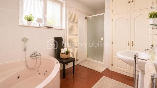 Maison individuelle 175 m² avec potentiel locatif – Terrain 7 ares – Ostheim – Secteur calme au bord de la Fecht

Située dans une ruelle calme et paisible à Ostheim, au bord de la Fecht, venez découvrir cette charmante maison individuelle de 175 m² habitables construite en 1957, implantée sur un terrain de 7 ares, offrant de nombreuses possibilités d’aménagement.

Un bien idéal pour une grande famille, une activité bi-famille ou un projet locatif grâce à ses deux niveaux indépendants possibles :

✅ Rez-de-chaussée de 65 m² pouvant être aménagé en logement indépendant (revenu locatif estimé à environ 750 € charges comprises) ou intégré à l’habitation principale.

✅ 1er étage de 110 m², spacieux et lumineux.

Composition du bien :

8 pièces au total
4 chambres
Grand salon / séjour de plus de 40 m²
Cuisine équipée
2 salles de bains
Grand balcon de 21 m²
Grande cour extérieure
Garage
Jardin agréable
Dépendance / ancien hangar agricole offrant de multiples possibilités (stockage, atelier, projet annexe…)

Informations complémentaires :

Terrain : 7 ares
Chauffage au fioul
Toiture refaite en 2006
Taxe foncière : 920 € / an
Diagnostic de performance énergétique en cours, réalisation prévue prochainement
Maison construite en 1957

📍 Les atouts qui font la différence :
✔ Secteur calme et recherché
✔ Situation privilégiée au bord de la Fecht
✔ Fort potentiel locatif ou bi-famille
✔ Dépendances
✔ Grande surface habitable
✔ Grande cour et espaces extérieurs agréables

Prix : 349 000 € FAI – Honoraires à la charge du vendeur

Cette maison offre un fort potentiel pour les personnes recherchant de l’espace, du calme et une opportunité de rentabiliser une partie du bien.

À visiter sans tarder !