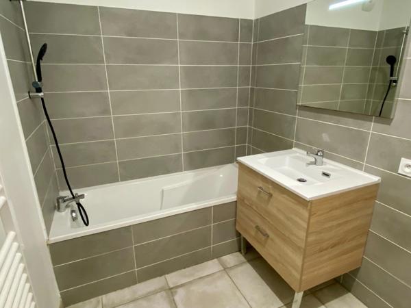 Dpt Hérault (34), à louer MONTPELLIER appartement T3 d'envieon 63 m² avec terrase de 12 m²