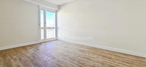 Appartement à vendre 3 pièces PAU (64)T3 65 m² – Dernier étage – Vue Pyrénées – Terrasse plein sud – Place de parking – Pau centre