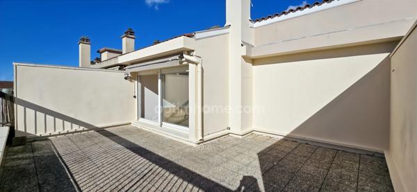 Appartement à vendre 3 pièces PAU (64)T3 65 m² – Dernier étage – Vue Pyrénées – Terrasse plein sud – Place de parking – Pau centre