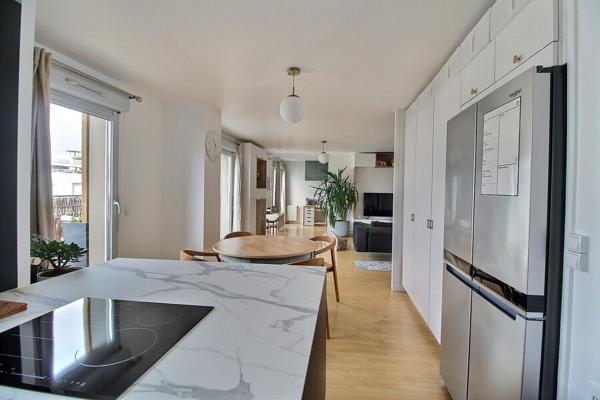 Très bel appartement de type F 5 revisité en double séjour 3 chambres au dernier étage avec Terrasse à Massy Atlantis