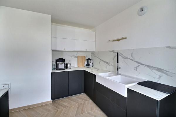 Très bel appartement de type F 5 revisité en double séjour 3 chambres au dernier étage avec Terrasse à Massy Atlantis