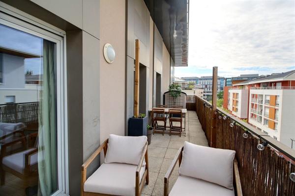 Très bel appartement de type F 5 revisité en double séjour 3 chambres au dernier étage avec Terrasse à Massy Atlantis