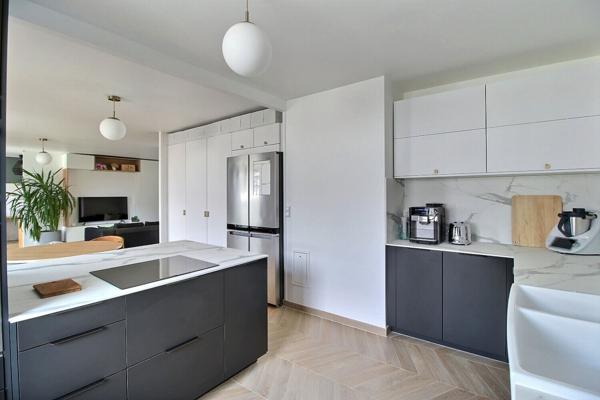 Très bel appartement de type F 5 revisité en double séjour 3 chambres au dernier étage avec Terrasse à Massy Atlantis