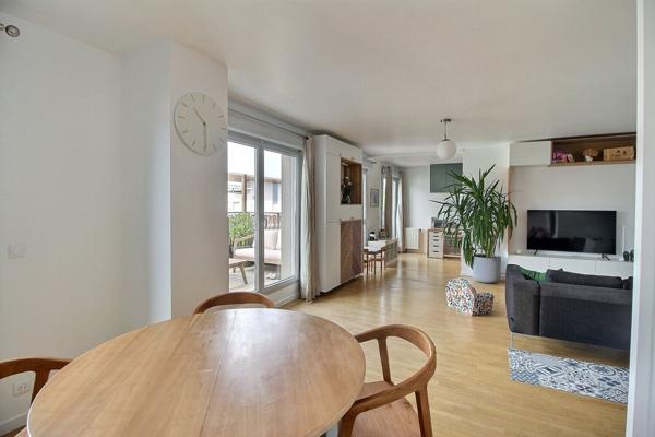 Très bel appartement de type F 5 revisité en double séjour 3 chambres au dernier étage avec Terrasse à Massy Atlantis