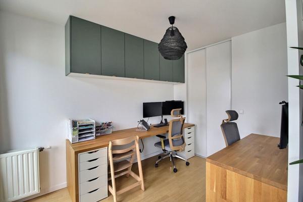 Très bel appartement de type F 5 revisité en double séjour 3 chambres au dernier étage avec Terrasse à Massy Atlantis