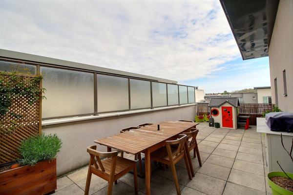 Très bel appartement de type F 5 revisité en double séjour 3 chambres au dernier étage avec Terrasse à Massy Atlantis