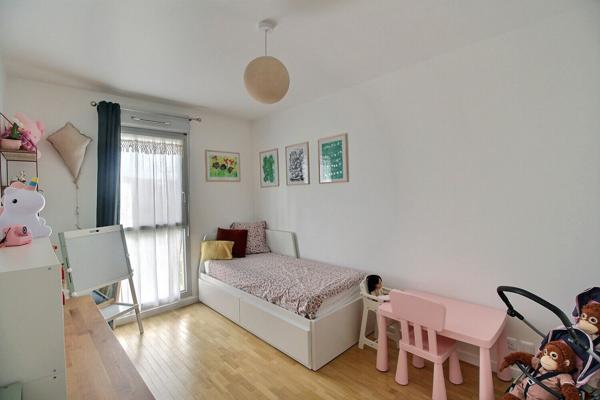 Très bel appartement de type F 5 revisité en double séjour 3 chambres au dernier étage avec Terrasse à Massy Atlantis
