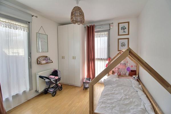 Très bel appartement de type F 5 revisité en double séjour 3 chambres au dernier étage avec Terrasse à Massy Atlantis