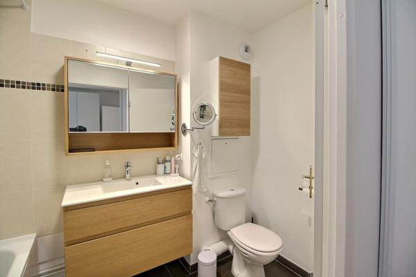 Très bel appartement de type F 5 revisité en double séjour 3 chambres au dernier étage avec Terrasse à Massy Atlantis