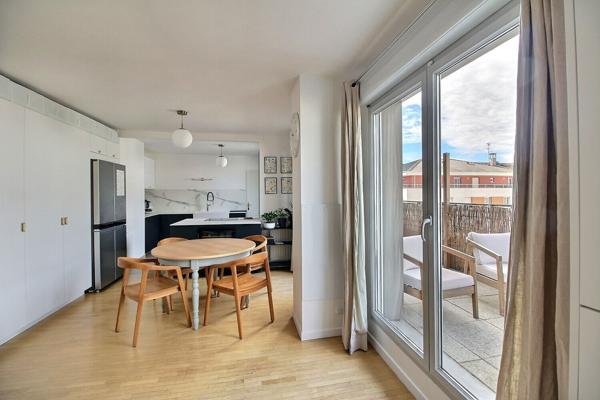 Très bel appartement de type F 5 revisité en double séjour 3 chambres au dernier étage avec Terrasse à Massy Atlantis