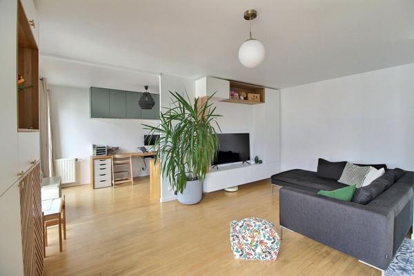 Très bel appartement de type F 5 revisité en double séjour 3 chambres au dernier étage avec Terrasse à Massy Atlantis