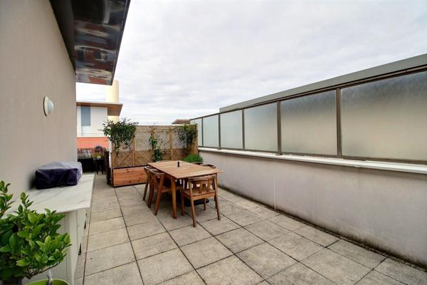 Très bel appartement de type F 5 revisité en double séjour 3 chambres au dernier étage avec Terrasse à Massy Atlantis