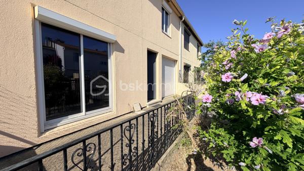 Proche de toutes les commodités et des transports communs, cette maison en deux faces située dans une impasse est composée en rez-de-chaussée d'un hall d'entrée, un salon, une cuisine donnant sur une terrasse couverte avec axé sur le jardin et d'un garage. À l'étage on trouve trois belles chambres, une salle d'eau et un bureau. Cette maison possède sur l'avant un espace extérieur et également un stationnement supplémentaire dans la cour. Sur l'arrière un joli jardin sera le lieu idéal pour passé de bon moment en famille ou entre amis.
À voir très vite.