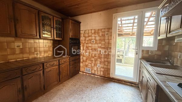 Proche de toutes les commodités et des transports communs, cette maison en deux faces située dans une impasse est composée en rez-de-chaussée d'un hall d'entrée, un salon, une cuisine donnant sur une terrasse couverte avec axé sur le jardin et d'un garage. À l'étage on trouve trois belles chambres, une salle d'eau et un bureau. Cette maison possède sur l'avant un espace extérieur et également un stationnement supplémentaire dans la cour. Sur l'arrière un joli jardin sera le lieu idéal pour passé de bon moment en famille ou entre amis.
À voir très vite.