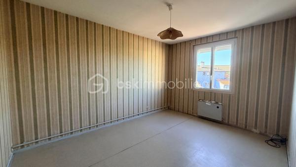 Proche de toutes les commodités et des transports communs, cette maison en deux faces située dans une impasse est composée en rez-de-chaussée d'un hall d'entrée, un salon, une cuisine donnant sur une terrasse couverte avec axé sur le jardin et d'un garage. À l'étage on trouve trois belles chambres, une salle d'eau et un bureau. Cette maison possède sur l'avant un espace extérieur et également un stationnement supplémentaire dans la cour. Sur l'arrière un joli jardin sera le lieu idéal pour passé de bon moment en famille ou entre amis.
À voir très vite.