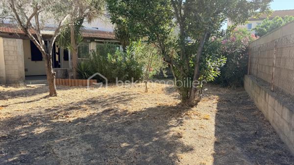 Proche de toutes les commodités et des transports communs, cette maison en deux faces située dans une impasse est composée en rez-de-chaussée d'un hall d'entrée, un salon, une cuisine donnant sur une terrasse couverte avec axé sur le jardin et d'un garage. À l'étage on trouve trois belles chambres, une salle d'eau et un bureau. Cette maison possède sur l'avant un espace extérieur et également un stationnement supplémentaire dans la cour. Sur l'arrière un joli jardin sera le lieu idéal pour passé de bon moment en famille ou entre amis.
À voir très vite.