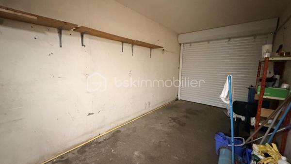 Proche de toutes les commodités et des transports communs, cette maison en deux faces située dans une impasse est composée en rez-de-chaussée d'un hall d'entrée, un salon, une cuisine donnant sur une terrasse couverte avec axé sur le jardin et d'un garage. À l'étage on trouve trois belles chambres, une salle d'eau et un bureau. Cette maison possède sur l'avant un espace extérieur et également un stationnement supplémentaire dans la cour. Sur l'arrière un joli jardin sera le lieu idéal pour passé de bon moment en famille ou entre amis.
À voir très vite.
