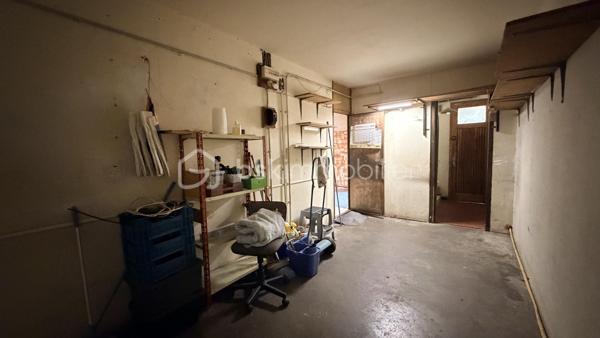Proche de toutes les commodités et des transports communs, cette maison en deux faces située dans une impasse est composée en rez-de-chaussée d'un hall d'entrée, un salon, une cuisine donnant sur une terrasse couverte avec axé sur le jardin et d'un garage. À l'étage on trouve trois belles chambres, une salle d'eau et un bureau. Cette maison possède sur l'avant un espace extérieur et également un stationnement supplémentaire dans la cour. Sur l'arrière un joli jardin sera le lieu idéal pour passé de bon moment en famille ou entre amis.
À voir très vite.