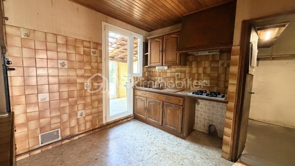 Proche de toutes les commodités et des transports communs, cette maison en deux faces située dans une impasse est composée en rez-de-chaussée d'un hall d'entrée, un salon, une cuisine donnant sur une terrasse couverte avec axé sur le jardin et d'un garage. À l'étage on trouve trois belles chambres, une salle d'eau et un bureau. Cette maison possède sur l'avant un espace extérieur et également un stationnement supplémentaire dans la cour. Sur l'arrière un joli jardin sera le lieu idéal pour passé de bon moment en famille ou entre amis.
À voir très vite.