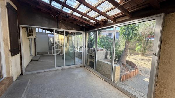 Proche de toutes les commodités et des transports communs, cette maison en deux faces située dans une impasse est composée en rez-de-chaussée d'un hall d'entrée, un salon, une cuisine donnant sur une terrasse couverte avec axé sur le jardin et d'un garage. À l'étage on trouve trois belles chambres, une salle d'eau et un bureau. Cette maison possède sur l'avant un espace extérieur et également un stationnement supplémentaire dans la cour. Sur l'arrière un joli jardin sera le lieu idéal pour passé de bon moment en famille ou entre amis.
À voir très vite.