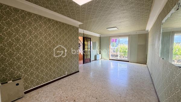 Proche de toutes les commodités et des transports communs, cette maison en deux faces située dans une impasse est composée en rez-de-chaussée d'un hall d'entrée, un salon, une cuisine donnant sur une terrasse couverte avec axé sur le jardin et d'un garage. À l'étage on trouve trois belles chambres, une salle d'eau et un bureau. Cette maison possède sur l'avant un espace extérieur et également un stationnement supplémentaire dans la cour. Sur l'arrière un joli jardin sera le lieu idéal pour passé de bon moment en famille ou entre amis.
À voir très vite.