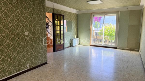 Proche de toutes les commodités et des transports communs, cette maison en deux faces située dans une impasse est composée en rez-de-chaussée d'un hall d'entrée, un salon, une cuisine donnant sur une terrasse couverte avec axé sur le jardin et d'un garage. À l'étage on trouve trois belles chambres, une salle d'eau et un bureau. Cette maison possède sur l'avant un espace extérieur et également un stationnement supplémentaire dans la cour. Sur l'arrière un joli jardin sera le lieu idéal pour passé de bon moment en famille ou entre amis.
À voir très vite.