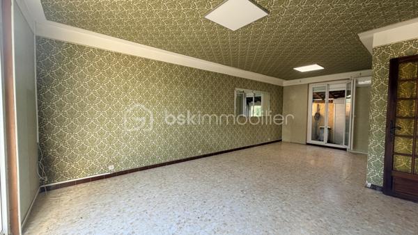 Proche de toutes les commodités et des transports communs, cette maison en deux faces située dans une impasse est composée en rez-de-chaussée d'un hall d'entrée, un salon, une cuisine donnant sur une terrasse couverte avec axé sur le jardin et d'un garage. À l'étage on trouve trois belles chambres, une salle d'eau et un bureau. Cette maison possède sur l'avant un espace extérieur et également un stationnement supplémentaire dans la cour. Sur l'arrière un joli jardin sera le lieu idéal pour passé de bon moment en famille ou entre amis.
À voir très vite.