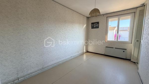 Proche de toutes les commodités et des transports communs, cette maison en deux faces située dans une impasse est composée en rez-de-chaussée d'un hall d'entrée, un salon, une cuisine donnant sur une terrasse couverte avec axé sur le jardin et d'un garage. À l'étage on trouve trois belles chambres, une salle d'eau et un bureau. Cette maison possède sur l'avant un espace extérieur et également un stationnement supplémentaire dans la cour. Sur l'arrière un joli jardin sera le lieu idéal pour passé de bon moment en famille ou entre amis.
À voir très vite.