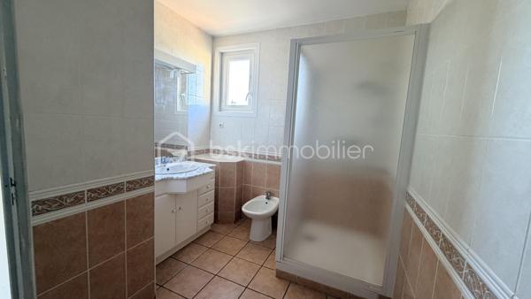 Proche de toutes les commodités et des transports communs, cette maison en deux faces située dans une impasse est composée en rez-de-chaussée d'un hall d'entrée, un salon, une cuisine donnant sur une terrasse couverte avec axé sur le jardin et d'un garage. À l'étage on trouve trois belles chambres, une salle d'eau et un bureau. Cette maison possède sur l'avant un espace extérieur et également un stationnement supplémentaire dans la cour. Sur l'arrière un joli jardin sera le lieu idéal pour passé de bon moment en famille ou entre amis.
À voir très vite.